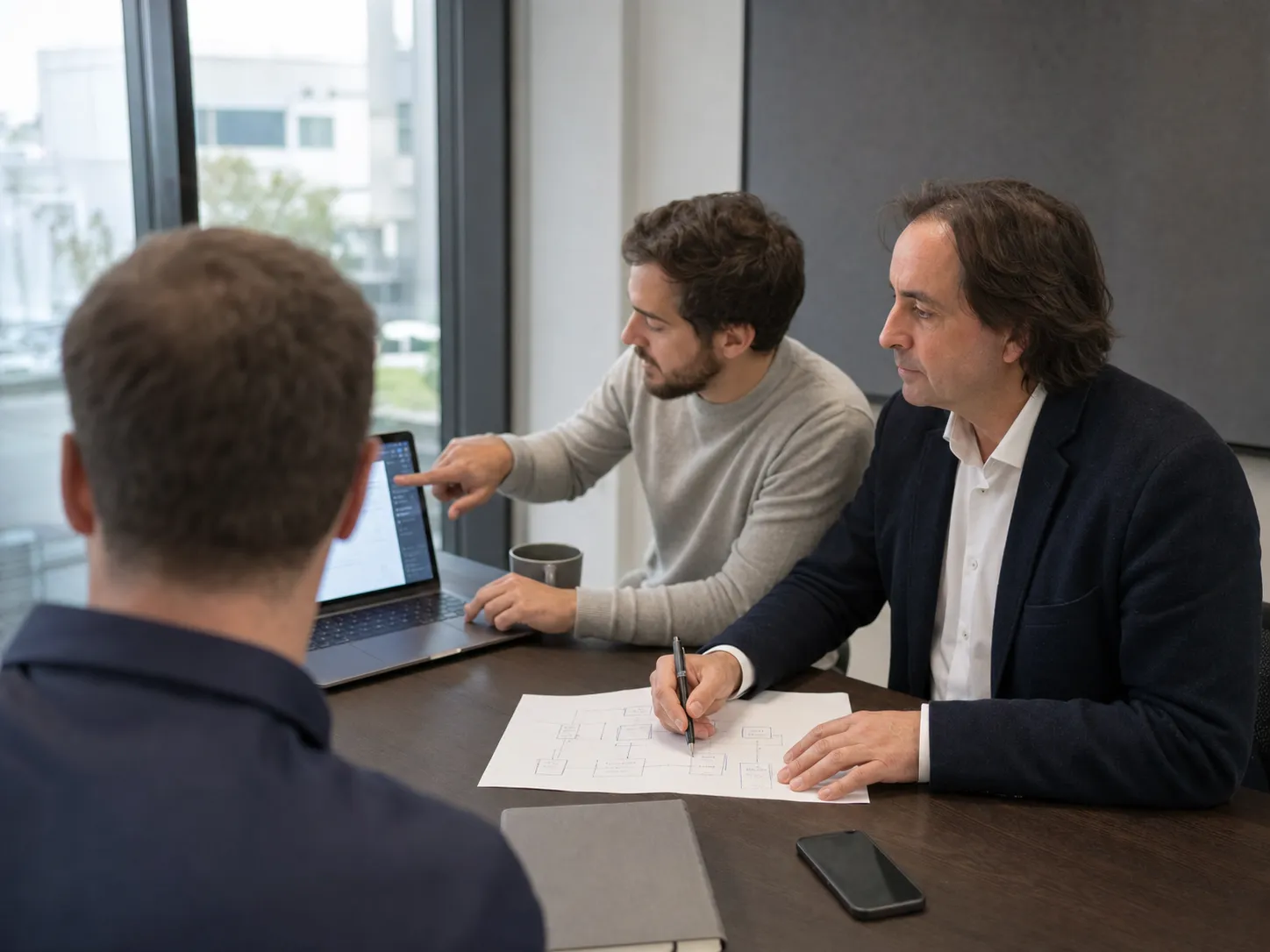 Carlo D'Este arbeitet mit Kunde und Entwickler an einer Systemarchitektur