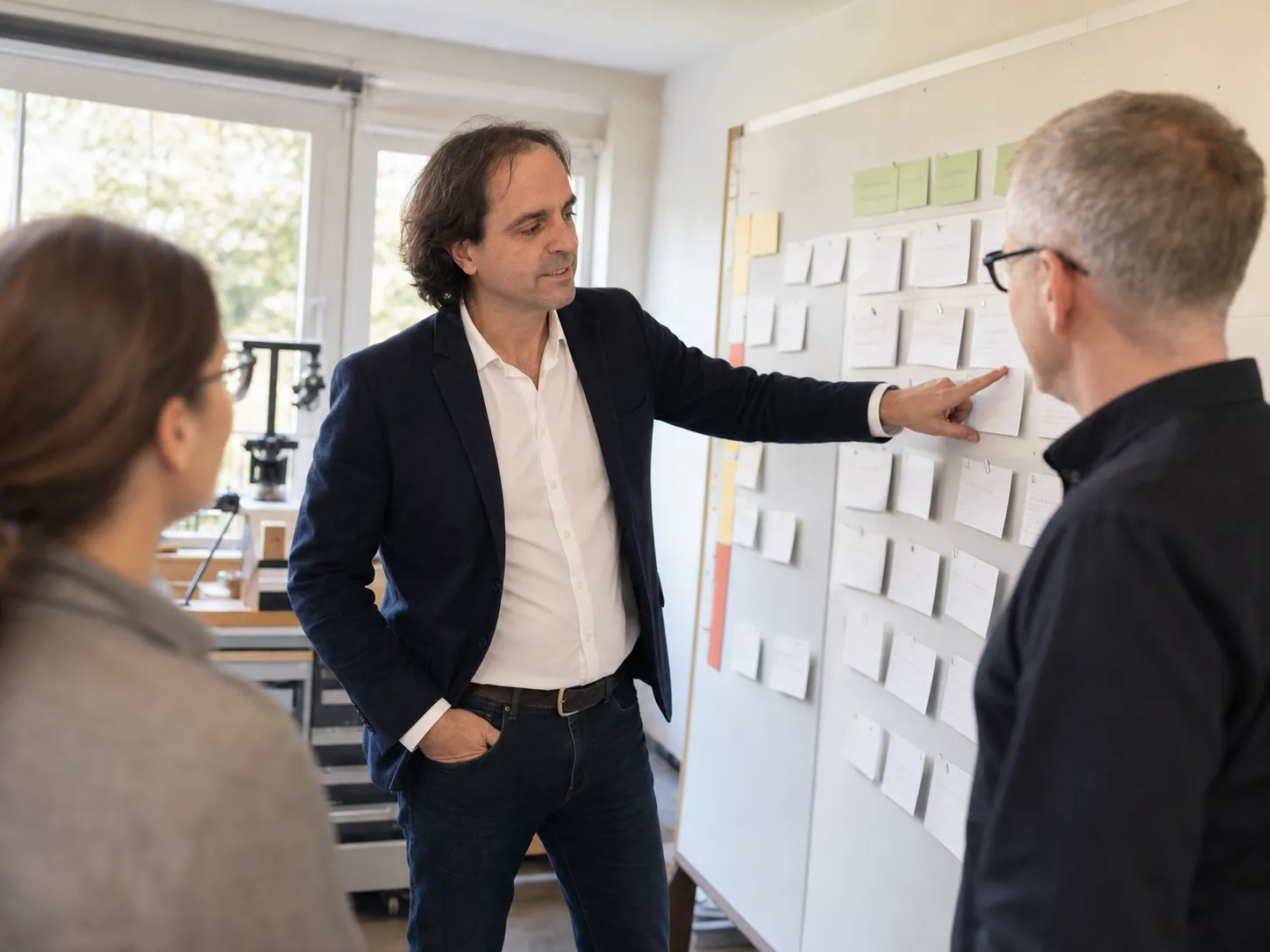 Carlo D'Este berät ein Unternehmen in einem Prozess-Workshop