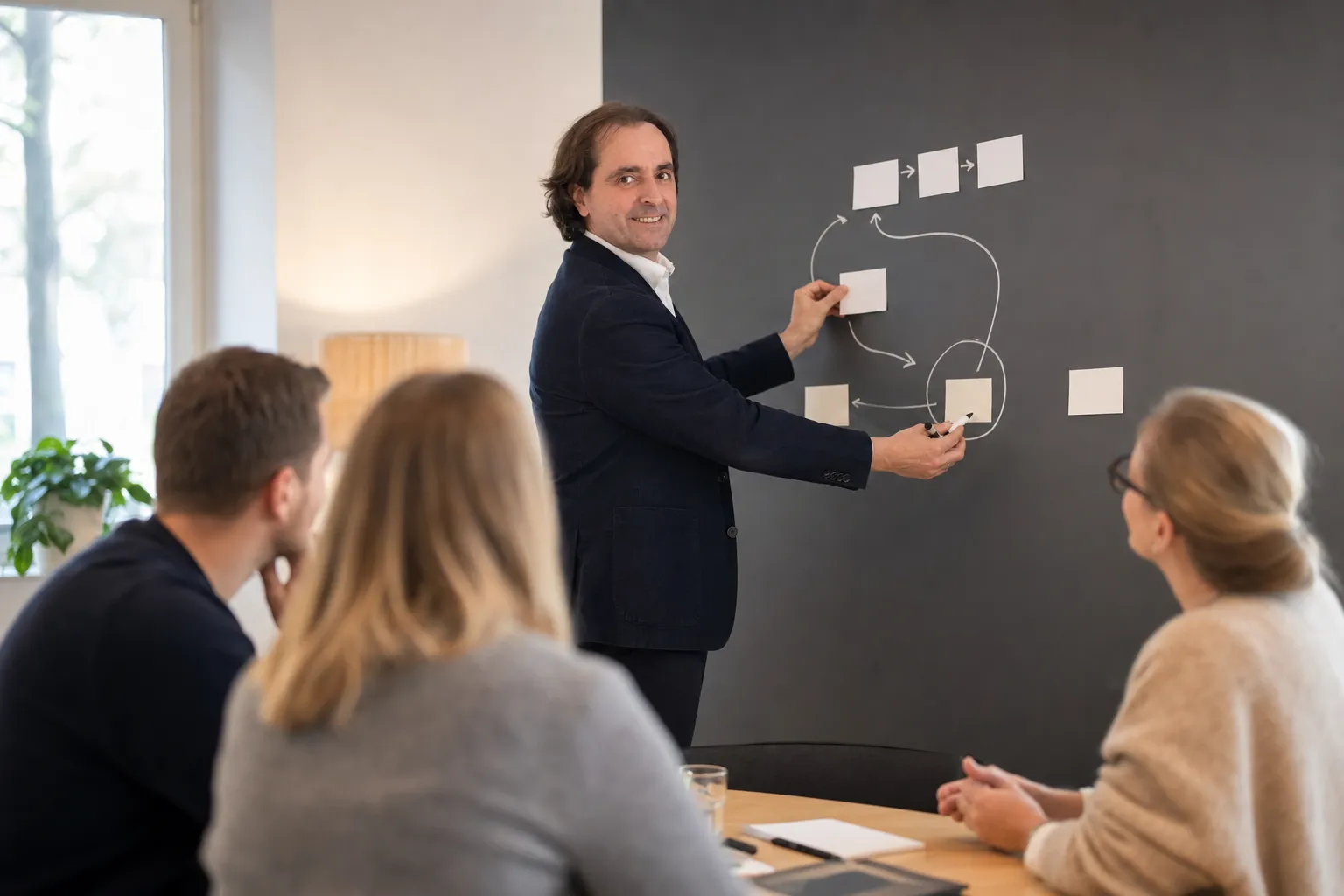 Carlo D'Este strukturiert mit einem Kundenteam die Abläufe für ein Webportal