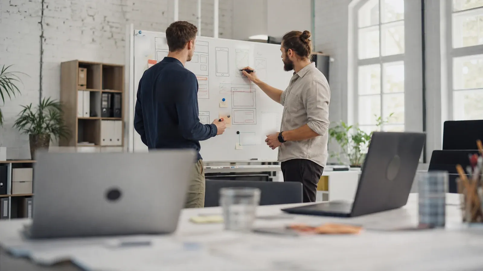 Fachanwenderin und Entwickler planen eine individuelle Softwareanwendung