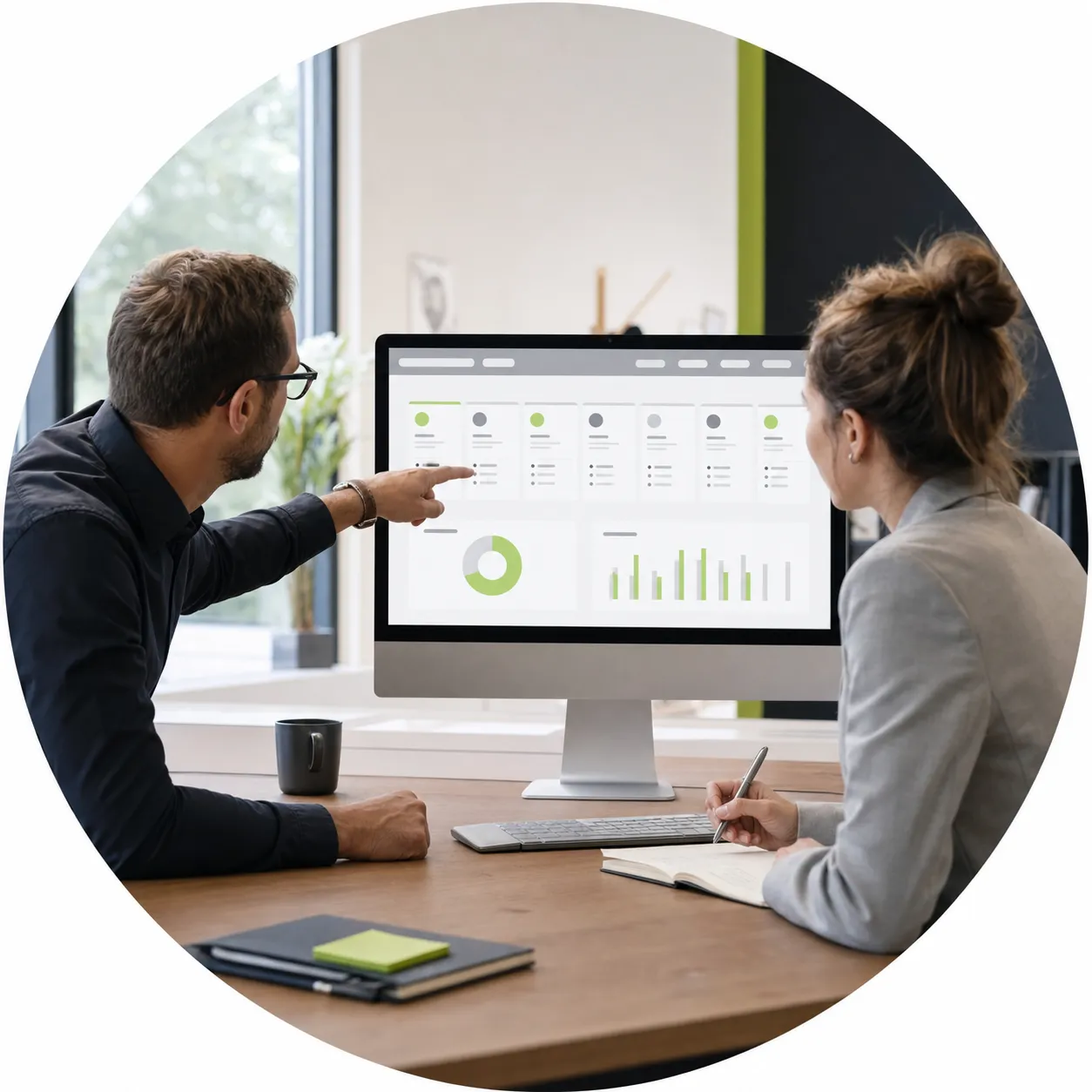 Vertriebsteam arbeitet gemeinsam an Kundenphasen und Vertriebskennzahlen